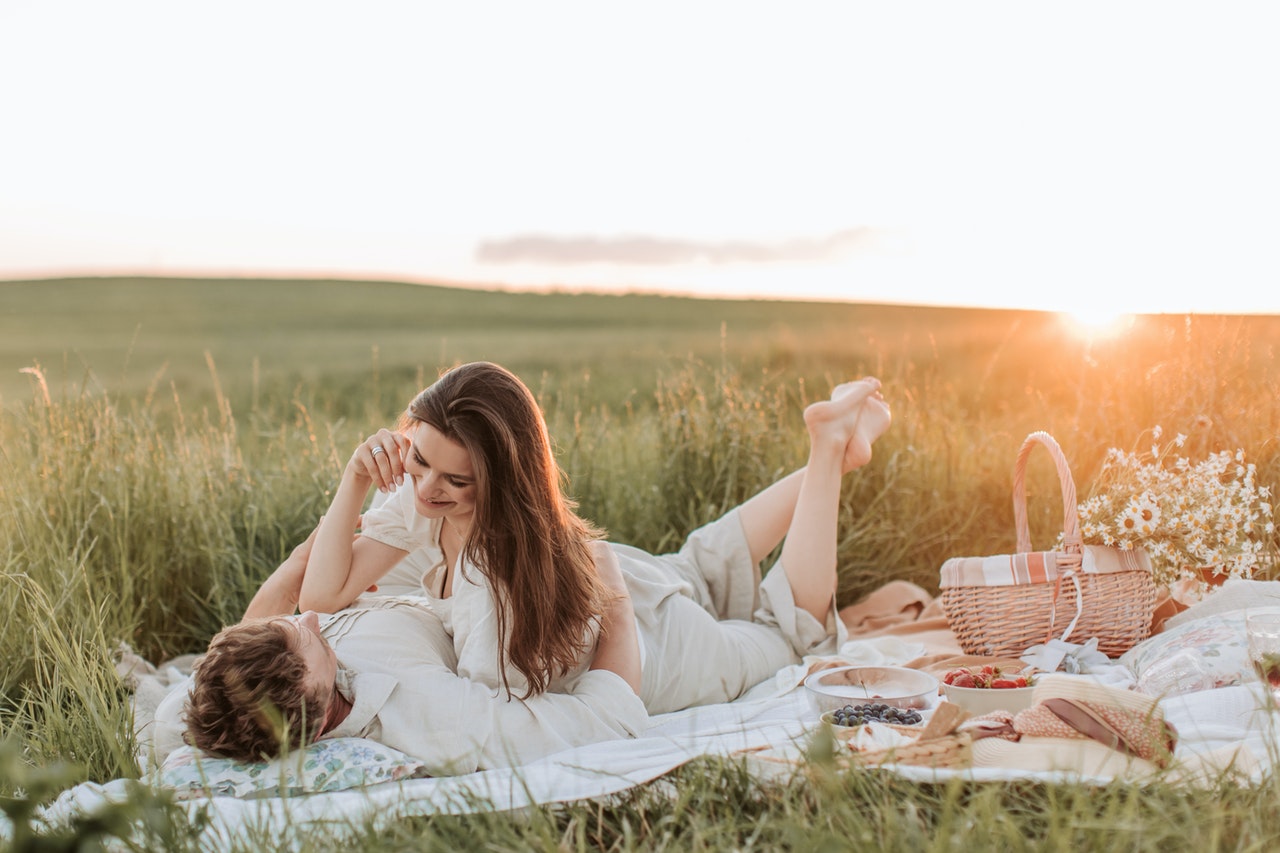 Koppeltje ligt op picknickdeken op het gras