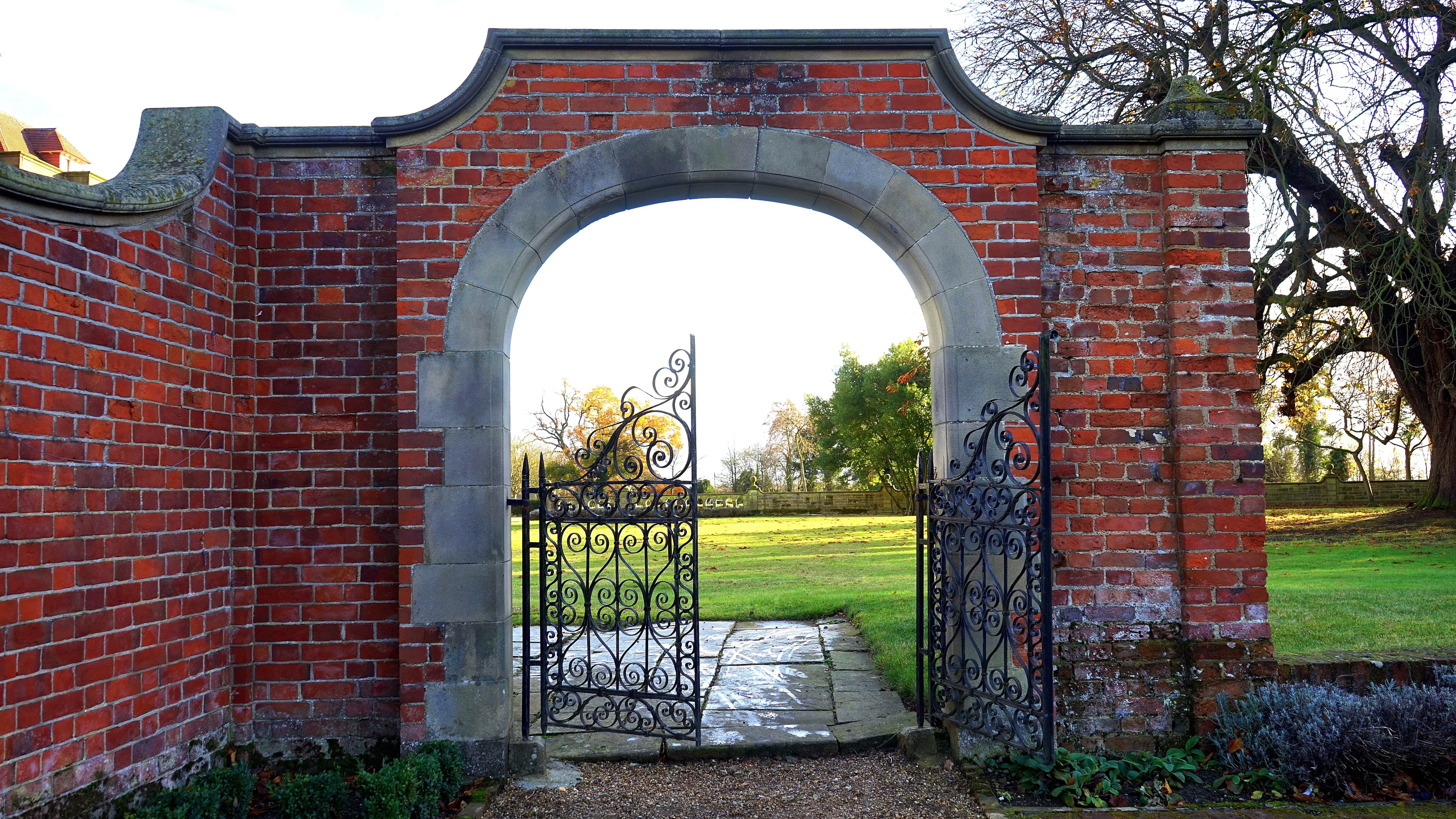 kasteelpoort die uitgeeft op park