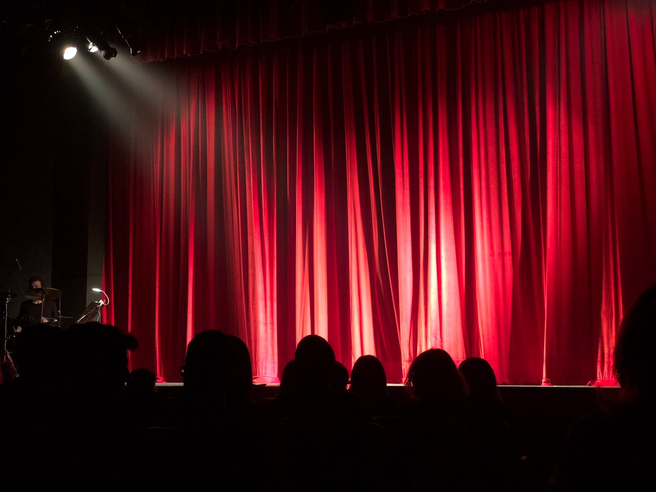 Rood doek van theaterpodium