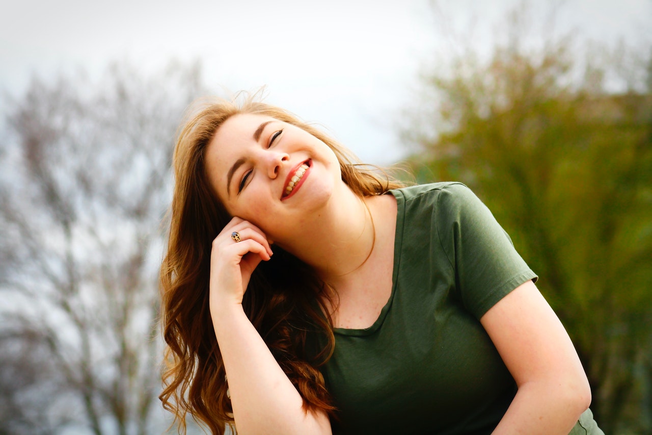 Lachende vrouw in groen shirt