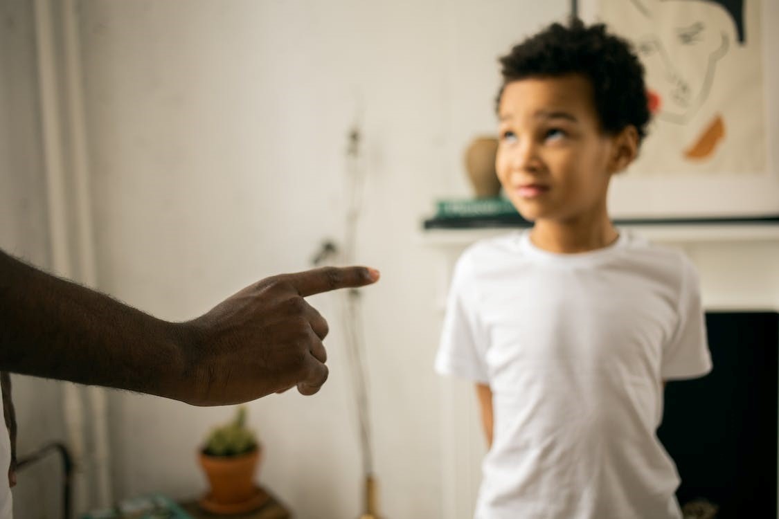 Kind wordt terechtgewezen door ouder