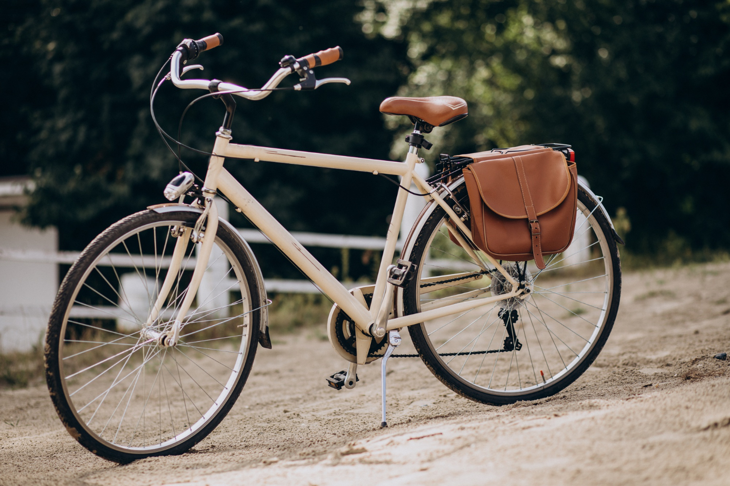 Witte damesfiets met fietstas